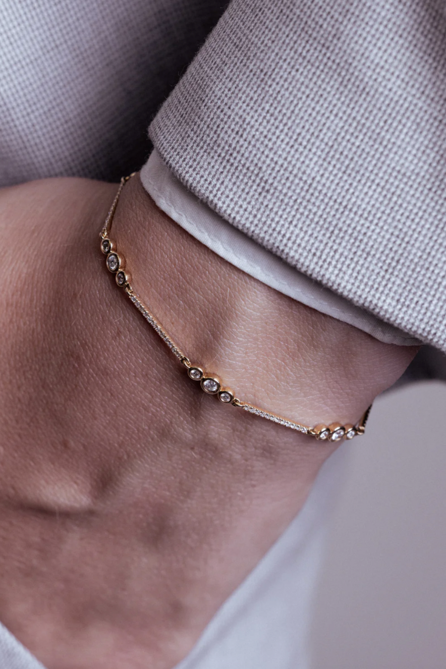 DAINTY ROUND BEZEL STATION BRACELET